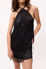 Minivestido turquesa de satén con escote halter y flecos negros.