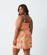 Vestido corto con tirantes finos, escote en V con lazo ajustable y estampado de bananas en tonos rosa, naranja y amarillo.