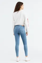 Pantalones de jean de tiro alto, corte super skinny y color celeste claro.