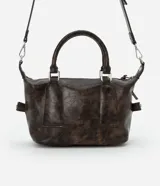 Cartera mini satchel con asa larga ajustable, confeccionada en material sintético PU, con cierre de cremallera y efecto desteñido.