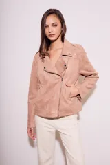Campera color rosa viejo, estilo motociclista, confeccionada en gamuza sintética con cierre asimétrico y detalles de tachas.