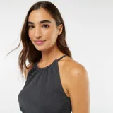 Camiseta de tirantes gris con cuello elástico.