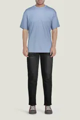 Remera negra de algodón con cuello redondo y mangas cortas.