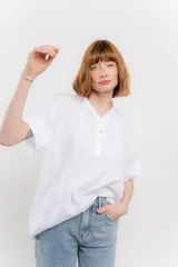 Blusa color verde agua de lino, con cuello mao y escote en V abotonado.