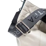 Bolso tote de cuero color taupe, con acceso superior con cierre y correa de hombro negra con letras blancas.