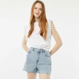 Short de jean celeste con efecto desgastado y terminaciones desflecadas.