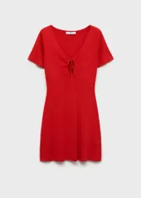 Vestido corto rojo de punto fino con escote de pico y detalle de lazo.