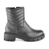 Bota corta de cuero negro con caña acolchada y suela track.