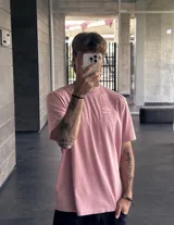 Remera de hombre color rosa con logo de Umbro bordado en el pecho.