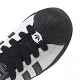 Zapatillas blancas con detalles en negro, diseño clásico de tres franjas y punta de goma.
