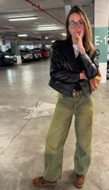 Pantalón de jean verde oliva de corte ancho.