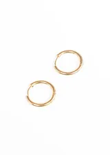 Par de aros tipo argolla de acero quirúrgico hipoalergénico color dorado. Disponibles en varios diámetros.