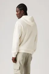 Buzo hoodie color crema con logo Levi's estampado en rojo en el frente.