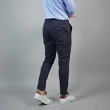 Pantalón de gabardina color beige, corte slim fit.