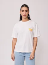 Remera blanca de algodón con estampado en el frente y la espalda, de corte holgado.