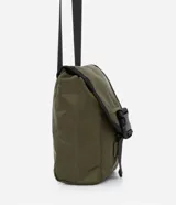 Bolso mini tipo bucket color negro, hecho en poliamida sin estampa. Tiene cierre delantero con tirador y cordón elástico, y tapa con enganche.