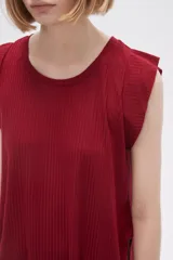 Remera negra de viscosa con cuello redondo y mangas cortas con volados.