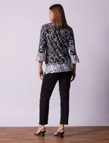 Blusa estampada en blanco y negro de seda fría, marca Ruby Rd. Manga ¾ acampanada.