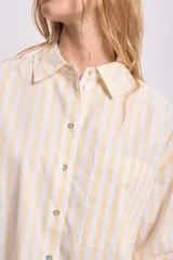 Camisa de manga larga con cuello clásico y bolsillo en el pecho, con estampado a rayas verticales amarillas y blancas.