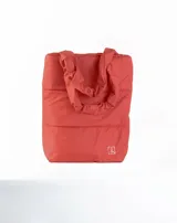 Bolso tote negro acolchado con doble asa de hombro.