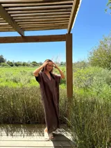 Vestido largo azul marino de lino italiano, con escote en V, mangas cortas y bolsillos laterales.