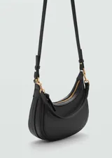 Bolso tipo baguette color borgoña, con asa de hombro extraíble y regulable, cierre de cremallera y forro interior.