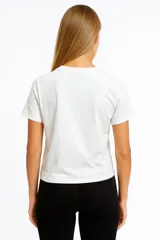 Remera color borgoña con estampado frontal con la frase "the luckiest girl" en letras blancas.