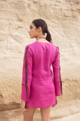Vestido corto azul con escote en V y lazos marrones en mangas y escote.