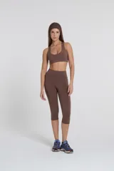 Calza pescador marrón de tiro alto, corte ajustado y largo hasta la mitad de la pantorrilla.