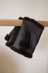 Mitones marrones de cuero con borde de corderito.