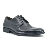 Zapato acordonado de cuero negro, con puntera redondeada y suela plana.