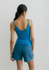 Musculosa elastizada azul con estampado de flor azul.