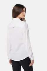 Camisa blanca de lino lisa, de manga larga con botones metálicos personalizados, dos bolsillos en el pecho y presilla en manga.