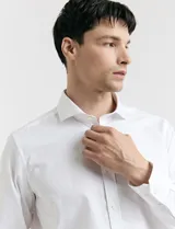 Camisa blanca de vestir, de corte clásico y manga larga.