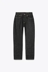 Pantalón de jean negro de corte recto, tiro medio y efecto lavado.