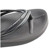 Sandalias tipo ojota Havaianas Wedges Wns, color rosa empolvado, con tiras finas metálicas que se cruzan sobre el empeine. La suela es texturizada con patrón de arroz y tiene un pequeño taco cuña.