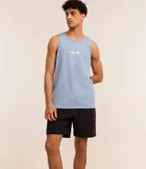 Bermuda masculina color marrón confeccionada en poliamida, con cintura elástica ajustable con cordón, sin estampa y con bolsillos cargo laterales. Marca Blue Steel.