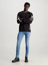 Pantalón de jean skinny celeste con efecto desgastado, tiro bajo, cinco bolsillos y cierre con cremallera.