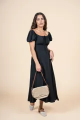 Vestido midi negro con escote cuadrado, mangas cortas abullonadas y lazo ajustable en el escote.