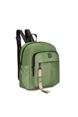 Mochila rosada con bolsillo frontal con cierre y llavero desmontable con cinta estampada.