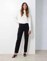 Pantalón recto en gabardina elastizada color beige, con bolsillos simulados en la parte delantera y trasera.