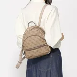 Mochila Guess Manhattan grande color beige con estampado del logo de la marca. Tiene correa de mano, bandolera y forro de tela con estampado de monogramas de Guess.