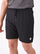 Short deportivo negro con cintura elástica ajustable con cordón y logo blanco estampado en la pierna.