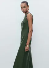 Vestido midi verde oliva, de corte recto y sin mangas, con cuello redondo y cierre de botón en la parte posterior.