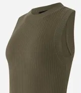 Musculosa color verde oliva, de rib acanalado, con cuello redondo y sin mangas.