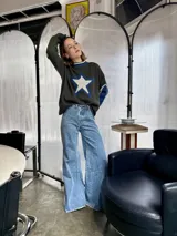 Pantalón de jean celeste de corte wide leg con godets, tiro medio, pinzas en la espalda y ruedo desflecado.