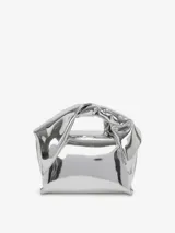 Bolso de hombro decorado con logotipo en relieve y cierre magnético, confeccionado en cuero de ternera con cadena de hombro desmontable.