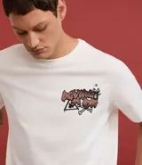 Remera blanca de algodón con estampa en la espalda de perros vestidos como gangsters y la frase "Beware of Dog".