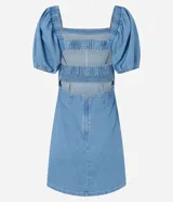 Vestido corto de jean azul claro, con escote cuadrado, mangas cortas abullonadas y corte a la cintura.