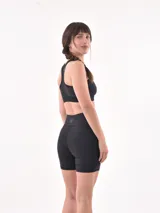Calza corta de lycra color lila, tiro alto.